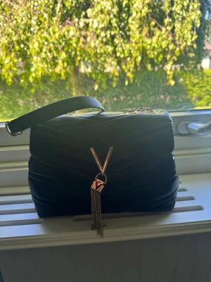  Valentino väska  - Jag säljer min väska som är köpt för ca en månad sedan på Åhléns för ca 1250kr. Den är använd en gång och den har inga defekter på sig. Jag säljer den för 400kr men vid snabbt köp kan priset diskuteras!