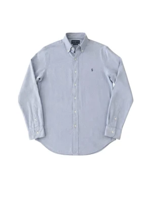 Ljusblå skjorta från Polo Ralph Lauren - Klassisk ljusblå skjorta från Polo Ralph Lauren med button-down krage och broderad logga på bröstet. Skjortan är tillverkad i 100% bomull och har långa ärmar samt knäppning framtill. 