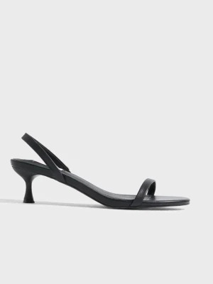 Svarta minimalistiska sandaletter - Stilrena svarta sandaletter med smal rem över tårna och en elegant slingback-rem. Skorna har en låg, smal klack och en minimalistisk design som ger en trendig look. Tillverkade i konstläder med en mjuk innersula för extra komfort.