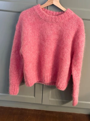 Jättefin rosa stickad tröja i Mohair💕💕 - Säljer denna fina stickade tröja ifrån H&M i mohair. Perfekt till våren och sommarkvällar. Jättefint skick! Skriv vid frågor / fler bilder osv💕💕