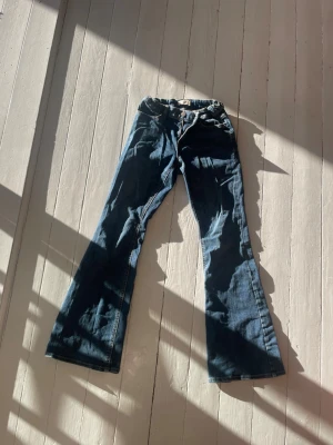 Blå bootcut jeans från Lindex - Snygga blå bootcut jeans från Lindex i denim. Jättefina och som nya, de är barnstorlek men passar även dig som inte använder barnstotlekar men som är kortare. 