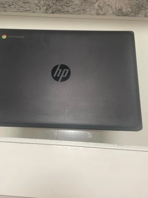 HP Chromebook bärbar dator svart - Säljer en stilren svart HP Chromebook med matt finish. Datorn har en klassisk design med HP-logga på locket och tangentbord i fullstorlek. Perfekt för studier, surf och streaming. Lätt och smidig att ta med sig överallt.* Processor: Intel Celeron N4500 * RAM: 4 GB * Lagring: 32 GB eMMC * Skärm: 14 tum * Upplösning: 1366×768 (HD) * Grafik: Intel UHD Graphics * Operativsystem: ChromeOS * Batteritid: ungefär 10–12 timmar * Vikt: cirka 1,6 kg