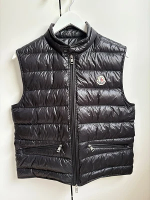 Moncler väst  - Snygg svart dunväst från Moncler i nytt skick