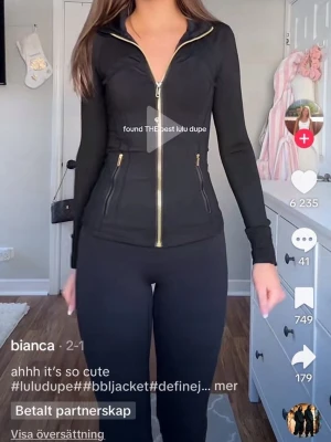 Lululemon difine jacket  - Snygg svart jacka med figurnära passform som ej används längre. I storlek 2. Jackan är endast använd 3 gånger och priset kan diskuteras. Ej mina bilder