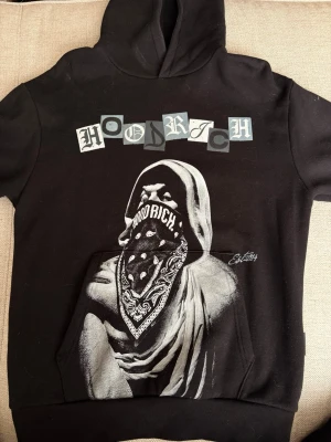 Hoodrich - Jag säljer min Goodrich hoodie som är köpt på JD-sport för att den inte kom till användning. Aldrig använd. Skriv om du har frågor.