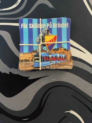 Djurgården klistermärken 20st - Jag designade egen klibba och sen beställde jag fel. Dom ör vattentäta men det är plast. Dom har inte samma funktion som en riktig klibba för man kan ta bort dom när som helst. Jag hade lite pengar så det blev också 7x7cm. Dom kan nog användas som dekoration till saker