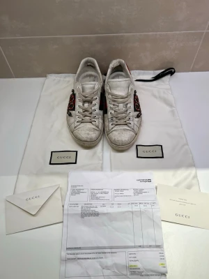 Gucci ace - Fina Gucci Pjuks för en billig peng, perfekta till sommaren och bekväma. Kom gärna med frågor och kan tänka mig gå ner i pris vid snabb affär