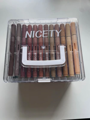 NICETY acrylic markers 84 - Nicety acrylic markers 84st endast testade. Köpta på amazon för 368kr  Alla funkar, har förvarats liggande.