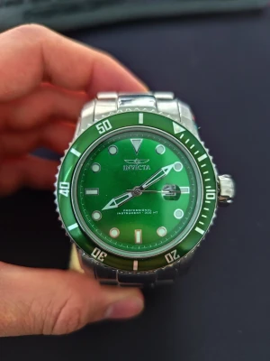 Invicta klocka  - Snygg invicta klocka i grönt. 48.8 batteribyte behövs 