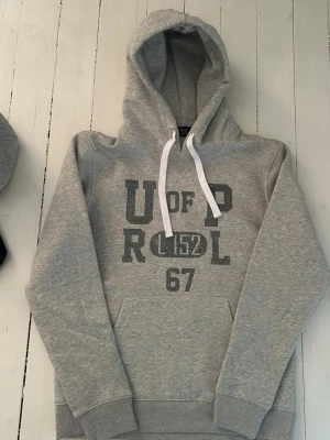 Ralph Lauren hoodie storlek S - Hej! Säljer denna riktigt schyssta hoodie från Ralph Lauren. Den är i storlek M men sitter en storlek litet och passar därför som en S. Den är endast använd någon enstaka gång och är därmed i ett nyskick. Original lappar och påse finns kvar och medföljer naturligtvis vid köp. Jag fraktar alltid snabbt! Mvh