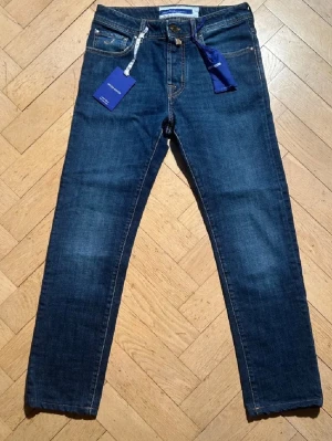 Jacob Cohen jeans - Riktigt fräscha Jacob Cohen jeans i princip nyskick. Jeansen kommer med pris taggar och extra tråd och påse vid köp. Pris kan förhandlas.