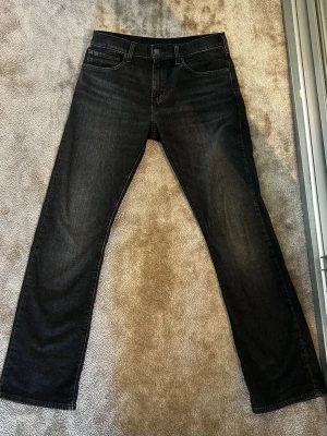 Svarta Levi's jeans 517 - Helt nya (kvitto finns) snygga svarta jeans från Levi's med klassisk femficksdesign och raka ben. Jeansen har en diskret tvättad look och är tillverkade i denim. Perfekta för dig som gillar en stilren och tidlös vibe. W32 L34
