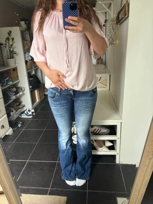 Bootcut jeans - Tjena! Säljer dessa low waist jeans med fin urtvättning, kontakta mig om du har nån fråga🥰🥰
