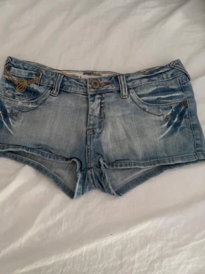 Low waist jeans shorts  - Inga defekter💕 dom är lowwaist!! Säljer då dom är lite för stora för mig💕