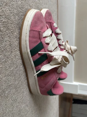 Adidas Gazelle rosa/gröna sneakers - Säljer ett par jättesnygga adidas skor med mörk gröna detaljer. Skorna är lite smutsiga men kmr att tvätta dem innan ja skickar iväg dem🫰🏼🫰🏼