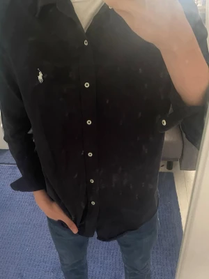 Ralph Lauren Skjorta  - Säljer denna sköna skjorta inför sommaren!Jag på bilden är 187 och som refens kör jag storlek M, så den kan passa M.                         Sommarkvällarna blir precis lagom varma med denna tröjfodrade skjorta. Det perfekta lagret för när solen går ner och brisen drar in ☀️ ☀️  