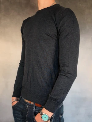 Merinoull Crewneck  - - Crewneck från Bläck I Merinoull — Storlek S — 9/10 — Bra skick utan skavanker — Inkluderat - Tröja — Retail 599kr — Modellen är - 180cm, 65kg -