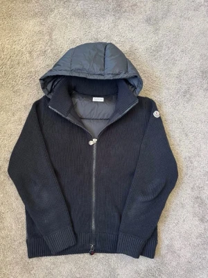 Moncler svart pufferjacka med huva - Passar perfekt och aldrig varit så nöjd med en sån här cardigan. QC Funkar
