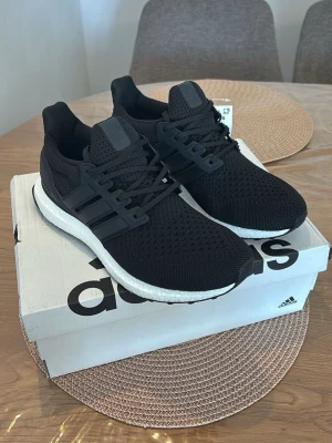 Adidas Ultraboost 1.0 - Adidas Ultraboost 1.0, Skick: 10/10 – helt oanvända, kommer med originalbox. Vid frågor eller intresse, skicka gärna ett DM.