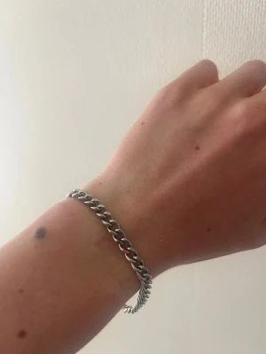 Kedjearmband i silver - Hej👋 Säljer ett stilrent armband i silverfärgad metall med klassisk kedjedesign😮‍💨 Armbandet har en robust karbinhake som lås och passar perfekt för dig som gillar minimalistiska accessoarer🤩 Enkel att matcha med andra smycken för en cool look🧼 18 cm lång📐 Meddela gärna vid frågor📩