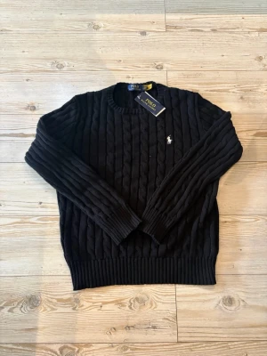 Ralph lauren pullover - En riktigt fin ralph lauren tröja, i princip ny utan några som helst skador. Tröjan är i Large kids size men skulle säga mer S-M i adult size… dm för minsta lilla fråga😇😇
