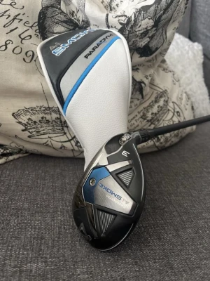 Callaway Ai smoke hybrid 3 -  Klubban är väldigt lättspelad och passar perfekt för dig som vill ha en hybrid som är både lång, förlåtande och stabil från alla lägen.                Klubban är i gott begagnat skick med normala märken från spel, men inga skador som påverkar prestandan. Slagytan och sulan är hela och fina. Endast spelat 5 rundor med den sen jag köpte den så den är i väldigt bra skick  Specifikationer: Modell: Callaway AI Smoke Hybrid 3 Loft: 19° Skaft: Chyper sixty 5.5 Grepp: Original bra skick Höger flex 