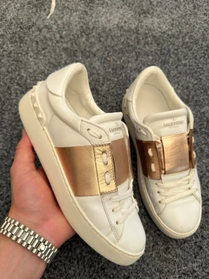 Valentino open rose 38 - Säljer dessa supersnygga valentino open skor. De perfekta sommarskorna för tjejer! Size 38. Skick 9/10 sparsamt använda , bra skick! Nypris 7200kr. Skorna är rose rosa och inte guld!   Garanterad äkthet (1000+ nöjda kunder) hör av dig vid intresse 🙌