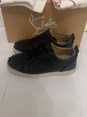 Christian Louboutin skor  - Skorna har blivit använda men dock det är de bra skick. Skorna är storlek 39,5 kan passa lite större.Box och dust bag finns. Skriv om ni är intresserade.