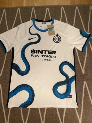 Inter milan tröja  - En ny inter milan tröja i storlek M. Skriv privat för mer frågor