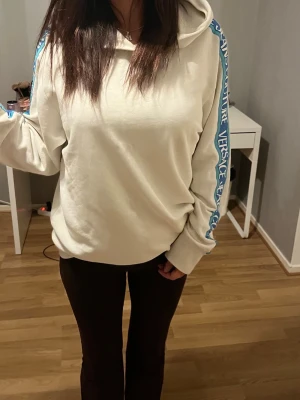 Versace Hoodie - Herrmodell men passar både tjejer och killar. Hoodien är köpt för ett bra tag sedan därav har den små defekter, en visas på sista bilden. Äkta!