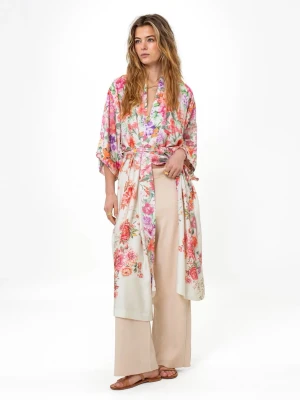 Ny! Blommig kimono från indiska  - Helt ny! Snygg och färgglad kimono morgonrock mjuk modal/tencel (skimrande mjuk bomull) Blomlogt mönster i rosa, lila, orange och grönt. Morgonrocken har vida ärmar, knytskärp i midjan och en avslappnad passform. Perfekt för att chilla hemma i stil. Nypris 899:- den är lite skrynklig då den legat i bort sorterat påsen. Stl S/M rymlig i stl.