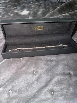 Kejsar armband från kejsar  - 3mm och 19cm. Snyggt och stilrent armband från Nelson i silverfärg. Armbandet har en tunn kedja med små, glänsande länkar och ett klassiskt lås. Perfekt accessoar för dig som gillar minimalistisk och elegant stil.