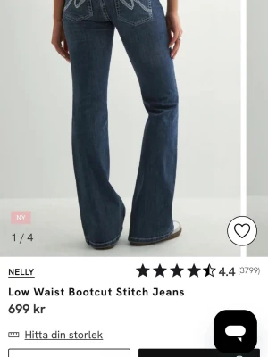Blå bootcut jeans med kontrastsömmar - Snygga blå bootcut jeans från Nelly med låg midja och markerade kontrastsömmar baktill. Jeansen har klassisk femficksmodell och är tillverkade i denim med lätt stretch för skön passform. Perfekta för en trendig och avslappnad look.