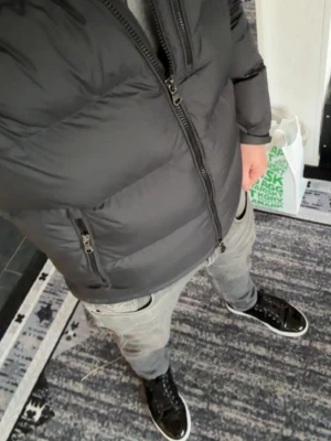 Svarta jeans från Replay - Snygga grå jeans från Replay med klassisk femficksdesign och diskreta sömmar på bakfickan. Jeansen har en rak passform och är tillverkade i mjukt denimtyg. Perfekta för en avslappnad och trendig stil.