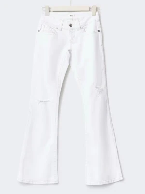 Vita bootcut jeans med slitningar - Snygga vita bootcut jeans med lätt utsvängda ben och slitningar vid knäna. Klassisk femficksmodell med knapp och dragkedja framtill. Perfekta för dig som vill ha en fräsch och trendig look., Ifrån Gina Young 14+, jätte bra skick!! I modellen non slim, alltså sitter dom lösare vid lår och rumpa, annars sitter dom som en S 