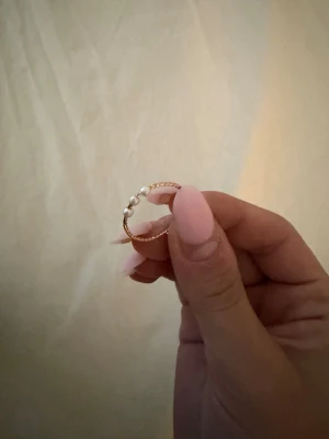 Guld ring med pärlor - Tunn guld ring med pärlor. 