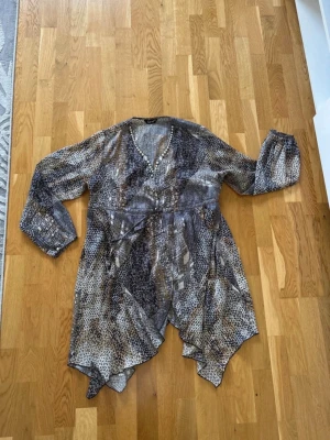 Tunika/blus stl 46 - Vintage tunika från baran i storlek 46.  Den är i blusmaterial och har pärlor och kristaller.  Mycket bra skick.  Tunn och luftig, perfekt för sommaren. 