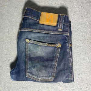 Nudie jeans 30/30 Grim Tim  - Nudie jeans | Storlek 30/30 | Modell Grim Tim | Defekter syns på bild 4 och 5, går billigt att laga hos en skräddare 