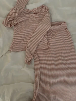 Rosa set med tröja och kjol - Rosa set från Nelly med både tröja och kjol. 