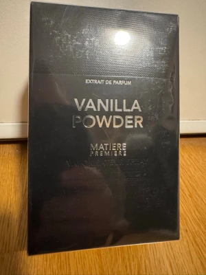 Vanilla Powder Extrait de Parfum - Vanilla Powder Extrait de Parfum från Matiere Premiere. Lyxig parfym i svart, elegant förpackning med silvertext. Innehåller 100 ml och har en tydlig vaniljdoft. Perfekt för dig som gillar söta och varma doftnoter. Kommer i en stilren, rektangulär kartong.