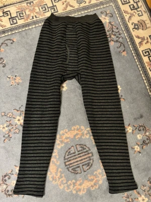Svarta och gråa randiga långkalsonger - Randiga långkalsonger i svart och grått med resår i midjan. Perfekta som underställ under kalla dagar. Mjukt och stretchigt material som sitter skönt mot huden.