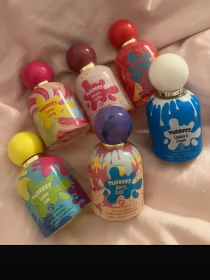 Tubbees parfymset med färgglada flaskor - Färgglatt parfymset från Tubbees med sex olika dofter: Bubble Gum, Berry Blast, Cookies & Cream, Cotton Candy, Gummy Bears och Strawberry Milkshake. Flaskorna är i glas med lekfulla färgkombinationer och runda korkar i olika färger. Perfekt för dig som gillar söta och roliga dofter.