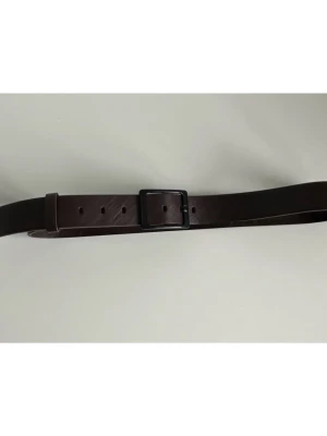 Brunt skärp från Zoorluulann- storlek S/M - Stilrent brunt bälte med ett svart rektangulärt spänne från Zoorlulann i kvalitativt robust konstläder. 4cm brett och 114cm långt. Bältet har flera hål för justering av storlek, passar midjemått mellan 86-102cm, motsvarande storlek S-M. Mycket gott skick!