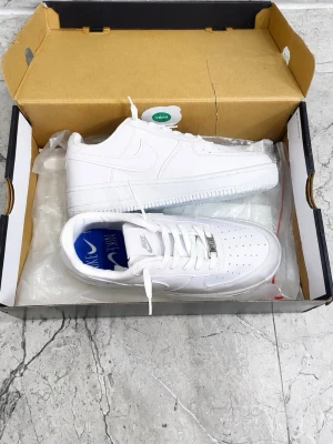 Nike airforce 1  - Hej, säljer dessa snygga Nike airforce 1 i nyskick. Storlek 39          Snabb leverans 
