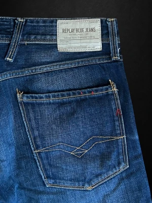  Replay Anbass - Snygga mörkblå jeans från Replay med klassisk femficksdesign och kontrastsömmar. Jeansen har en smal passform och detaljerad bakficka med broderi. Tillverkade i slitstark denim med en liten stretch för extra komfort.