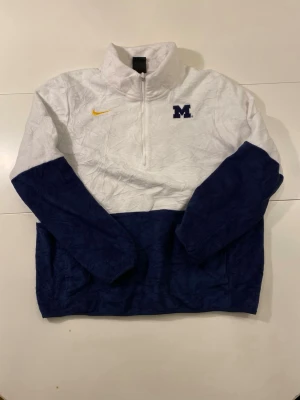 Nike vit/marinblå tröja, storlek XS/S Unisex - Nike vit/marinblå tröja, storlek S/XS  Längd: 60 cm  Armhålsbredd: 58 cm   Ställ gärna frågor! :)