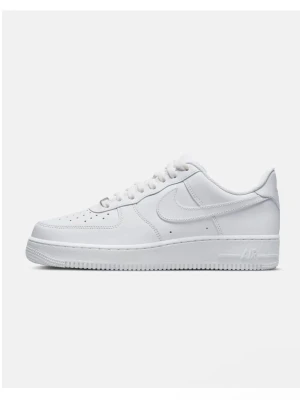 Nike Air Force 1 vita sneakers - Klassiska helvita Nike Air Force 1 sneakers i läder med perforerad tåbox, vit sula och ikonisk Swoosh på sidan. Skorna har lågt skaft och tidlös design som passar till det mesta. Perfekta för dig som gillar stilrena och bekväma sneakers. Endast användh 2 gånger 