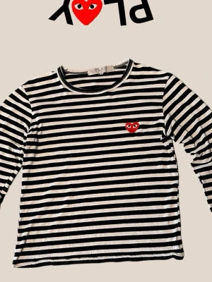 Comme Des Garcons Långärmad - Säljer denna riktigt snygga randiga tröjan från Comme Des Garçons❤️ Perfekt inför sommaren  Den är i fint Skick utan några större defekter😁 Som man ser på sista bilden har den ett mycket litet hål på baksidan👍 Inga fläckar vad jag ser men kan såklart ha missat någon.   Storlek: Medium  Anser dock att den sitter lite mindre (Sitter lite tight på mig som brukar ha Medium)  Pris:399  Har du frågor så tveka inte på att höra av dig😁