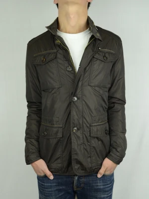Massimo Dutti jacka  - MASSIMO DUTTI JACKA Storlek : M Passform : Normal Användning : Jackan är i ett väldigt fint skick utan defekter Nypris : Cirka 1500SEK Modellen på bilden : 182CM och väger 74KG