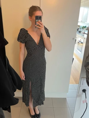 Svart prickig Zara klänning - Säljer denna svartprickiga klänning från Zara, i linnne liknande material. Den har justerbart knyta i ryggen. Aldrig använd och prislappen är kvar. Storlek M💞